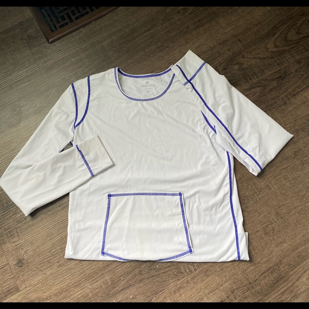 Women’s ladies Athleta long sleeve pocket top